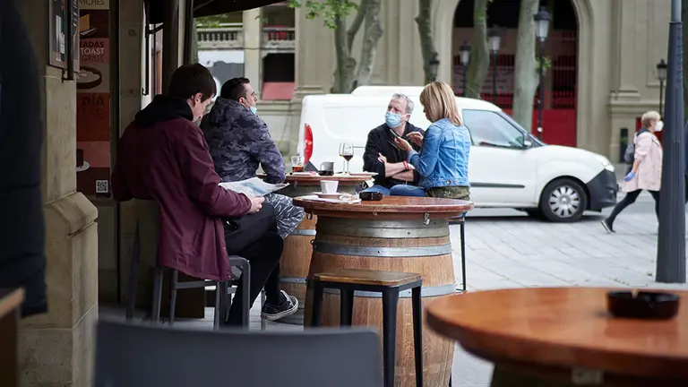 Varias personas en las primeras terrazas que abren en Pamplona, el día en el que la capital navarra pasa junto el resto de la comunidad a la Fase 1 del Plan de Desescalada establecido por el Gobierno de España. En esta fase, las terrazas de los restaurantes y establecimientos del sector de la hostelería, pueden estar abiertas con una capacidad máxima del 50 por ciento, manteniendo siempre una distancia mínima de seguridad y que no haya grupos de más de diez personas. En Pamplona/Navarra (España) a 11 de mayo de 2020.

CORONAVIRUS;FASE 1;DESESCALADA;COVID-19;ENFERMEDAD;PANDEMIA;ECONOMÍA

11/5/2020