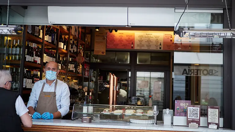 Bar La Botería abierto en Pamplona, el día en el que la capital navarra pasa junto el resto de la comunidad a la Fase 1 del Plan de Desescalada establecido por el Gobierno de España. En esta fase, las terrazas de los restaurantes y establecimientos del sector de la hostelería, pueden estar abiertas con una capacidad máxima del 50 por ciento, manteniendo siempre una distancia mínima de seguridad y que no haya grupos de más de diez personas. En Pamplona/Navarra (España) a 11 de mayo de 2020.

CORONAVIRUS;FASE 1;DESESCALADA;COVID-19;ENFERMEDAD;PANDEMIA;ECONOMÍA

11/5/2020
