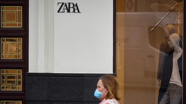 Una mujer pasa junto a una tienda Zara cerrada el día en el que la capital navarra pasa junto el resto de la comunidad a la Fase 1 del Plan de Desescalada establecido por el Gobierno de España. En Pamplona/Navarra (España) a 11 de mayo de 2020.

CORONAVIRUS;FASE 1;DESESCALADA;COVID-19;ENFERMEDAD;PANDEMIA;ECONOMÍA

11/5/2020