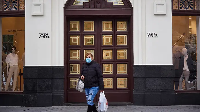 Una mujer pasa junto a una tienda Zara cerrada el día en el que la capital navarra pasa junto el resto de la comunidad a la Fase 1 del Plan de Desescalada establecido por el Gobierno de España. En Pamplona/Navarra (España) a 11 de mayo de 2020.

CORONAVIRUS;FASE 1;DESESCALADA;COVID-19;ENFERMEDAD;PANDEMIA;ECONOMÍA

11/5/2020