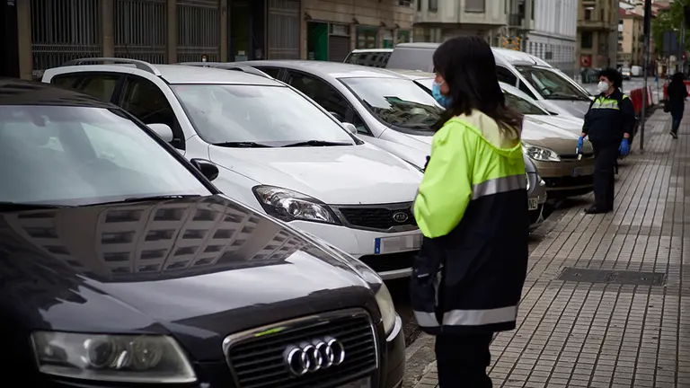 Dos vigilantes de parquímetros de la Zona Azul vuelven al trabajo tras la vuelta a la normalidad de la Zona de Estacionamiento Limitado y Restringido de la ciudad, aunque no se multará durante tres días, el día en el que la capital navarra pasa junto el resto de la comunidad a la Fase 1 del Plan de Desescalada establecido por el Gobierno de España. En Pamplona/Navarra (España) a 11 de mayo de 2020.

CORONAVIRUS;FASE 1;DESESCALADA;COVID-19;ENFERMEDAD;PANDEMIA;ECONOMÍA

11/5/2020