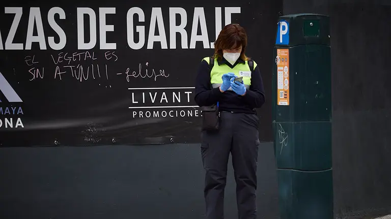 Una vigilante de parquímetros de la Zona Azul vuelve al trabajo tras la vuelta a la normalidad de la Zona de Estacionamiento Limitado y Restringido de la ciudad, aunque no se multará durante tres días, el día en el que la capital navarra pasa junto el resto de la comunidad a la Fase 1 del Plan de Desescalada establecido por el Gobierno de España. En Pamplona/Navarra (España) a 11 de mayo de 2020.

CORONAVIRUS;FASE 1;DESESCALADA;COVID-19;ENFERMEDAD;PANDEMIA;ECONOMÍA

11/5/2020