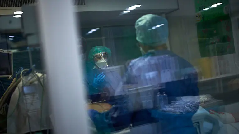 En esta UCI disponen de 6 camas. PABLO LASAOSA