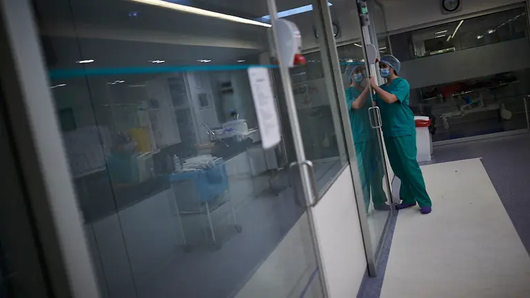 La UCI se compone de 3 enfermeras, una auxiliar de enfería y un médico. PABLO LASAOSA