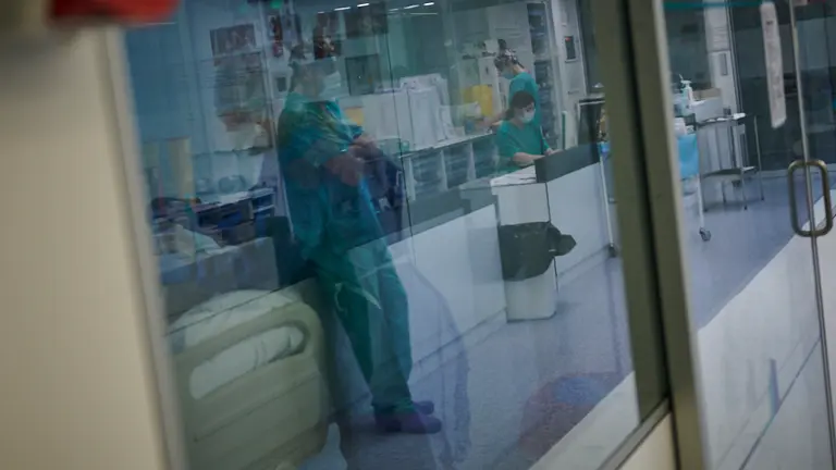 Personal de la UCI trabajando. PABLO LASAOSA