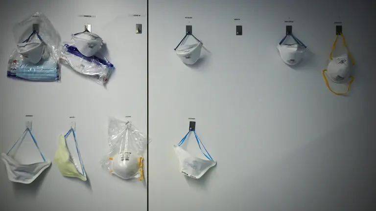 Mascarillas utilizadas por el personal sanitario en la UCI. PABLO LASAOSA