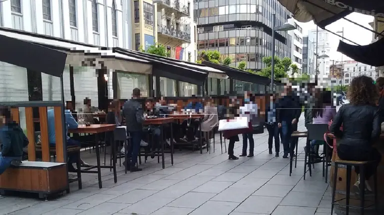 Una de las terrazas de Pamplona que abrieron este pasado lunes en el primer día de desescalada. POLICÍA MUNICIPAL DE PAMPLONA