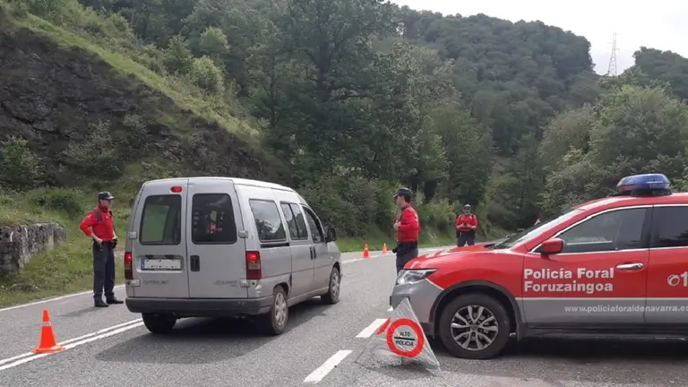 Control de movilidad en Lizarrusti, NA120 (Estella-Beasáin). POLICÍA FORAL