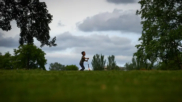 Un niño jugando con patinete por la vuelta del castillo durante la crisis del coronavirus en Pamplona. Miguel Osés