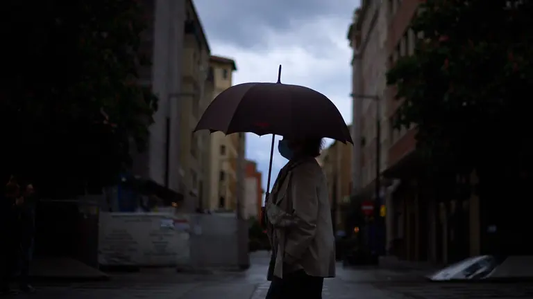 La lluvia cae en la capital navarra durante la crisis del coronavirus. Miguel Osés