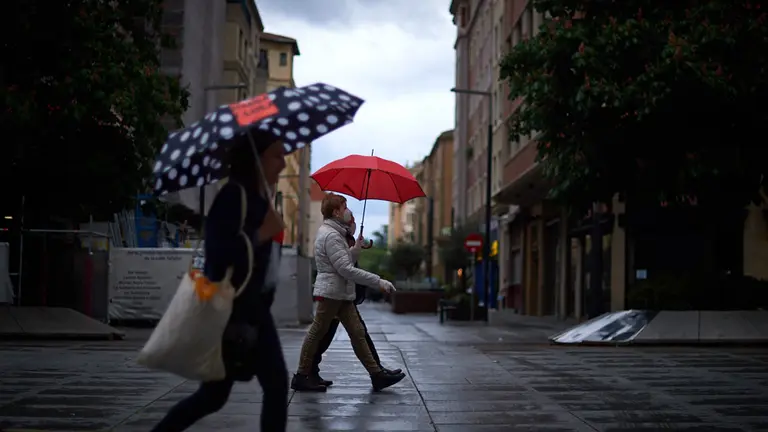 La lluvia cae en la capital navarra durante la crisis del coronavirus. Miguel Osés