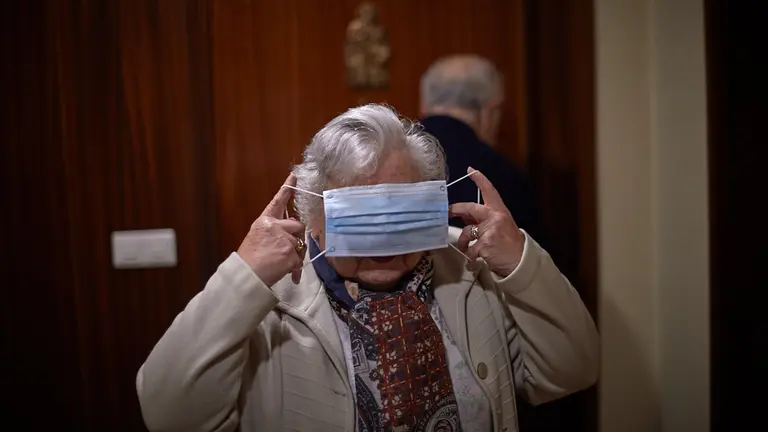 Nada mas salir de casa se ponen la mascarilla que por seguridad tienen que llevar cuando no estan en casa. Miguel Osés