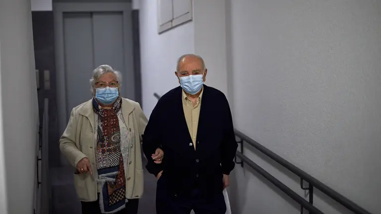 Salen de casa para dar un paseo tras 50 dias encerrados en casa por el "bichito". Miguel Osés