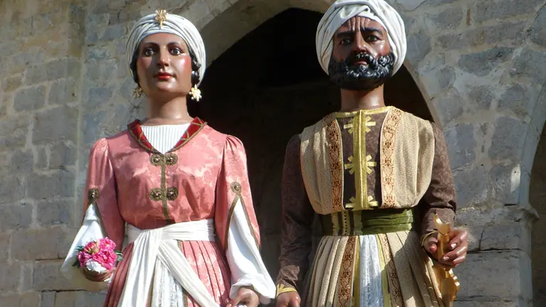 Dos de los gigantes de la localidad navarra de Valtierra CONSTRUCTOR DE GIGANTES