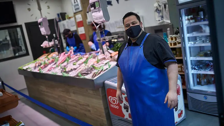 Victor, de pescadería Victor. PABLO LASAOSA