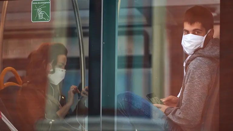 Un hombre con mascarilla viaja en la villavesa durante la crisis del coronavirus en Pamplona. Miguel Osés