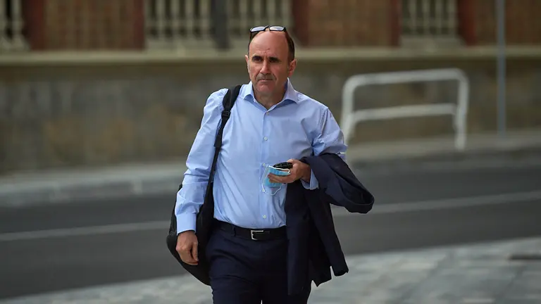 El consejero Manu Ayerdi a su llegada al Parlamento de Navarra durante la crisis del coronavirus en Pamplona. Miguel Osés