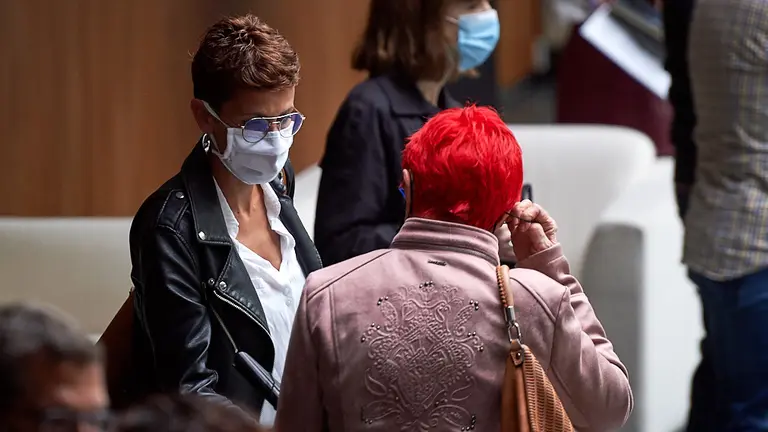 La presidenta del gobierno de Navarra, María Chivite, habla con la consejera de sanidad, Santos Indurain, en el Parlamento de Navarra durante la crisis del coronavirus en Pamplona. Miguel Osés