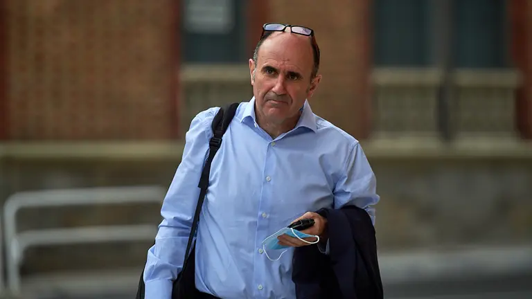 El consejero Manu Ayerdi a su llegada al Parlamento de Navarra durante la crisis del coronavirus en Pamplona. Miguel Osés