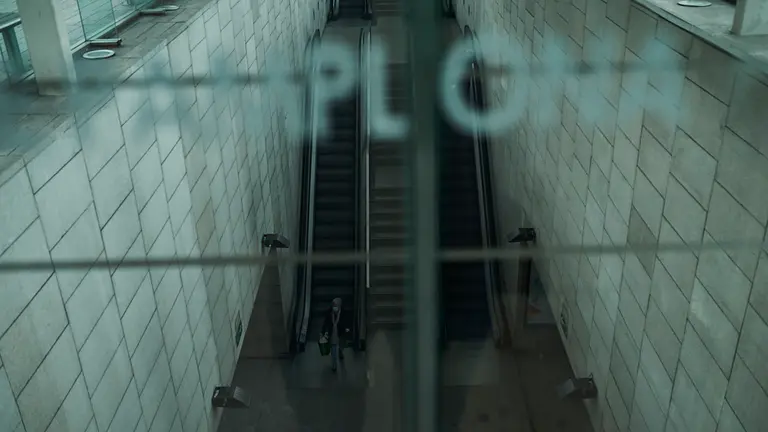 Una persona dentro de la estación de autobuses de Pamplona durante la crisis del coronavirus. PABLO LASAOSA