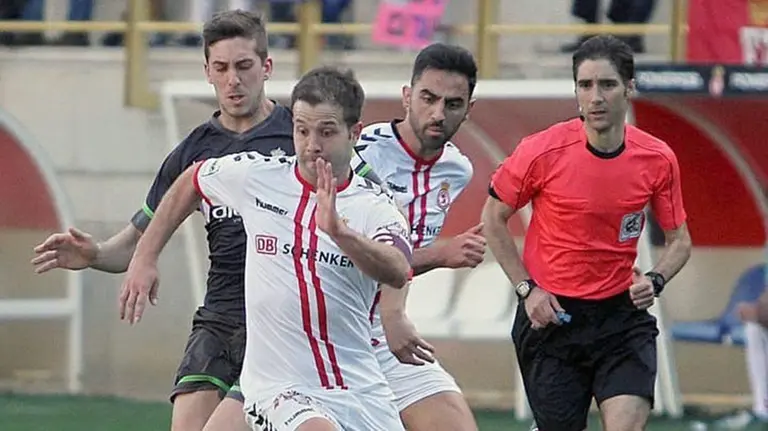 El árbitro Julio Leo siguiendo una jugada en un partido de Segunda división B. Futnavarra.es