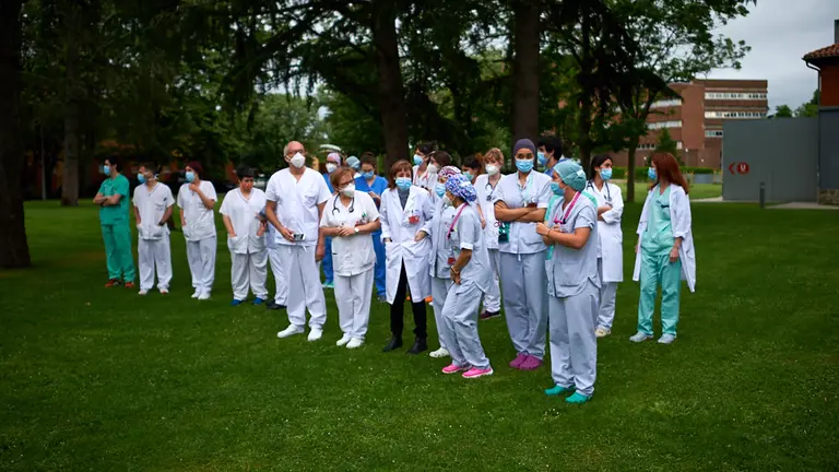 Decenas de moteros se reunen en las puertas del CHN para el aplauso a los sanitarios durante la crisis del coronavirus en Pamplona. Miguel Osés