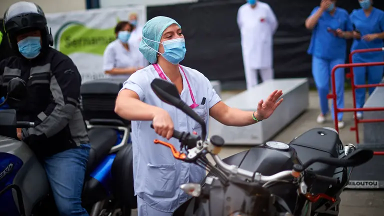 Decenas de moteros se reunen en las puertas del CHN para el aplauso a los sanitarios durante la crisis del coronavirus en Pamplona. Miguel Osés