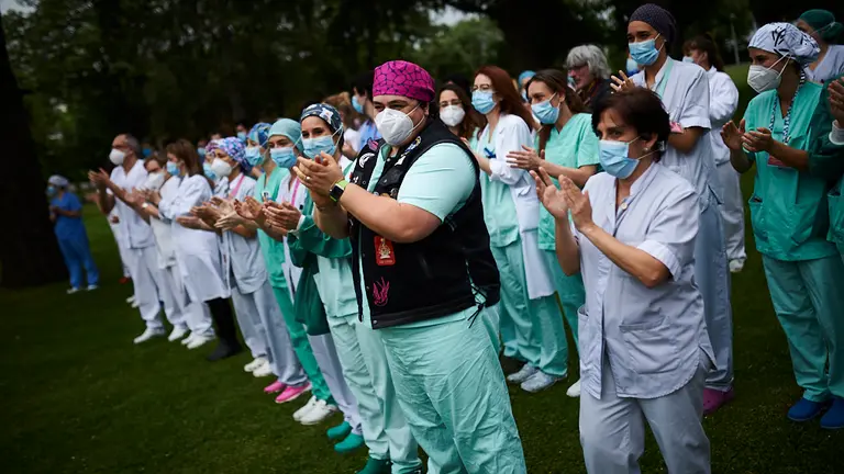 El grupo motero de PICA rinde homenaje con aplausos al persona sanitario en la lucha contra el coronavirus. PABLO LASAOSA