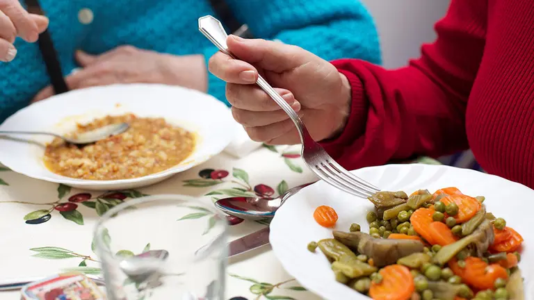 Programa Voluntariado. Promovemos la tarea de miles de voluntarios que dedican su tiempo a ayudar a quién más lo necesita, y les damos apoyo.

El proyecto de comedores sociales consiste en el hecho que cada día de la semana unos hoteles concertados preparan comida para un comedor social. Los voluntarios de la Obra Social se encargan de transportarlo desde los restaurantes de los hoteles hasta el comedor social.