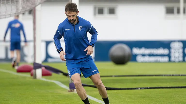 El delantero Adrián López en las instalaciones de Tajonar. CA Osasuna.