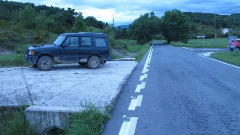 El todo terreno, el segundo vehículo que había robado el detenido, con el que sufrió una salida de vía. POLICÍA FORAL