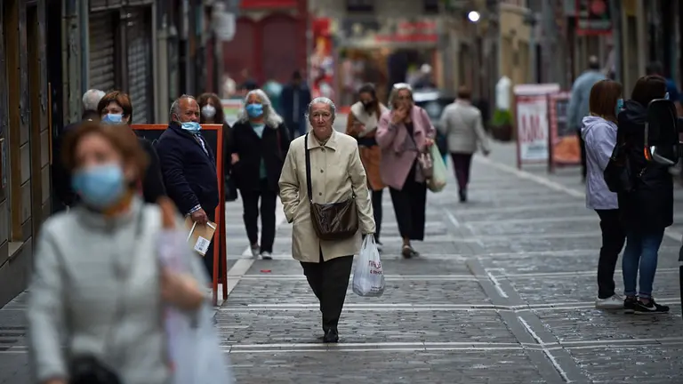 Varias personas caminan por la calle Estafeta durante la crisis del coronavirus en Pamplona. Miguel Osés