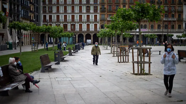 Varias personas caminan por la Plaza del Castillo durante la crisis del coronavirus en Pamplona. Miguel Osés