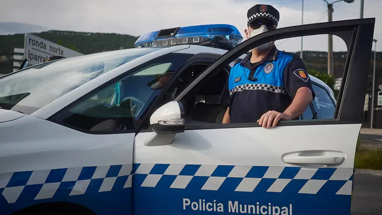 Policia Municipal de Pamplona realiza vigilancia desde el vehículo policial durante un control de movilidad realizado en Pamplona, Navarra, España, a 8 de mayo de 2020.

Policia Municipal de Pamplona realiza vigilancia desde el vehículo policial durante un control de movilidad realizado en Pamplona, Navarra, España, a 8 de mayo de 2020.


8/5/2020