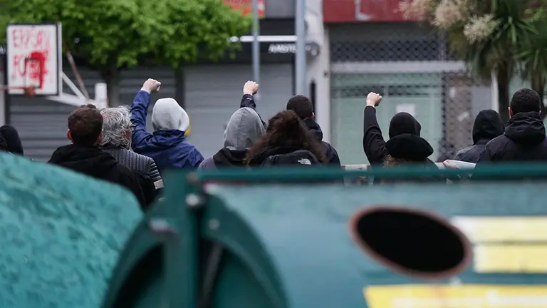 Varias personas se manifiestan en el barrio de la Txantrea de Pamplona en favor de Patxi Ruiz, preso de la banda terrorista ETA, quien se ha declarado en huekga de hambre en la carcel de Murcia II. En Pamplona, España, a 15 de mayo de 2020.

Varias personas se manifiestan en el barrio de la Txantrea de Pamplona en favor de Patxi Ruiz, preso de la banda terrorista ETA, quien se ha declarado en huekga de hambre en la carcel de Murcia II. En Pamplona, España, a 15 de mayo de 2020.


15/5/2020