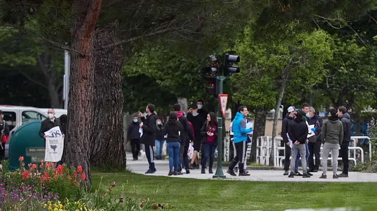 Varias personas se manifiestan en el barrio de la Txantrea de Pamplona en favor de Patxi Ruiz, preso de la banda terrorista ETA, quien se ha declarado en huekga de hambre en la carcel de Murcia II. En Pamplona, España, a 15 de mayo de 2020.

Varias personas se manifiestan en el barrio de la Txantrea de Pamplona en favor de Patxi Ruiz, preso de la banda terrorista ETA, quien se ha declarado en huekga de hambre en la carcel de Murcia II. En Pamplona, España, a 15 de mayo de 2020.


15/5/2020