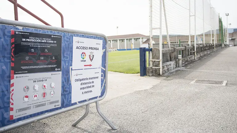 Carteles informativos en las instalaciones de Tajonar. CA Osasuna.