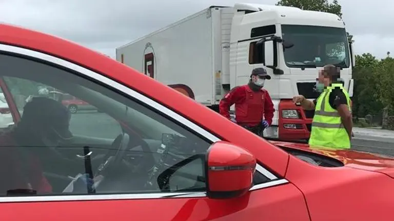 Agentes de la Policía Foral sancionan a un camionero en Ventas de Arraiz POLICÍA FORAL