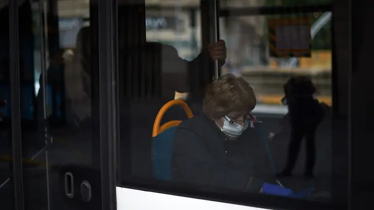 Una mujer con mascarilla en la villavesa durante la crisis del coronavirus en Pamplona. Miguel Osés
