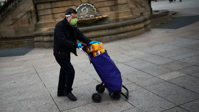 Una persona pasea por la Plaza del Castillo de Pamplona durante la crisis del coronavirus. PABLO LASAOSA