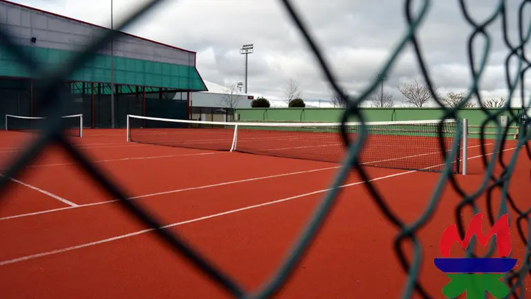 Pistas de tenis al aire libre en la AD San Juan en Pamplona. Twitter ADSanJuanDKE.