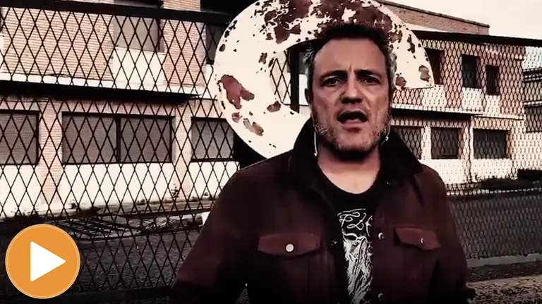 Carlos Tarque, durante una grabación junto a la fábrica de Hierros Sinase, en Tudela (player) INSTAGRAM