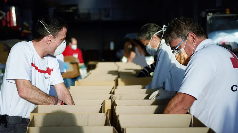 Preparación lotes de comida. Cruz Roja Navarra. Sergio Martín.