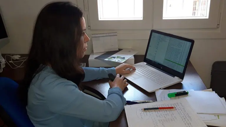 Una autónoma en su despacho

Una profesional autónoma con su portátil trabajando en su despacho. Archivo.