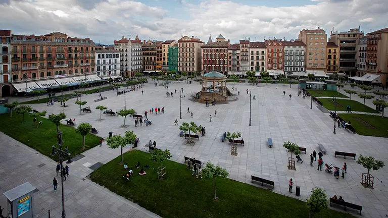 GRAF6460. PAMPLONA, 16/05/2020.- VIsta general de la Plaza del Castillo de Pamplona, este sábado. En las ultimas horas Navarra ha registrado un nuevo fallecimiento por COVID-19 y 21 personas más contagiadas (0,41%) según han confirmado las pruebas PCR realizadas. EFE/ Villar López
