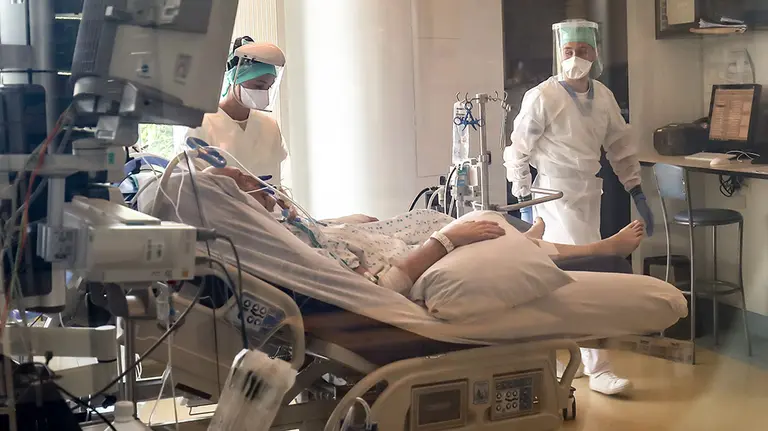14 May 2020, Belgium, Yvoir: Medics treat a Coronavirus (Covid-19) patient the CHU UCL Namur university hospital. Photo: Bruno Fahy/BELGA/dpa
ONLY FOR USE IN SPAIN

14 May 2020, Belgium, Yvoir: Medics treat a Coronavirus (Covid-19) patient the CHU UCL Namur university hospital. Photo: Bruno Fahy/BELGA/dpa

14/5/2020 ONLY FOR USE IN SPAIN