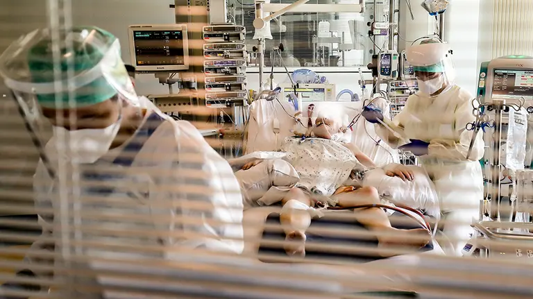 14 May 2020, Belgium, Yvoir: Medics treat a Coronavirus (Covid-19) patient the CHU UCL Namur university hospital. Photo: Bruno Fahy/BELGA/dpa
ONLY FOR USE IN SPAIN

14 May 2020, Belgium, Yvoir: Medics treat a Coronavirus (Covid-19) patient the CHU UCL Namur university hospital. Photo: Bruno Fahy/BELGA/dpa

14/5/2020 ONLY FOR USE IN SPAIN