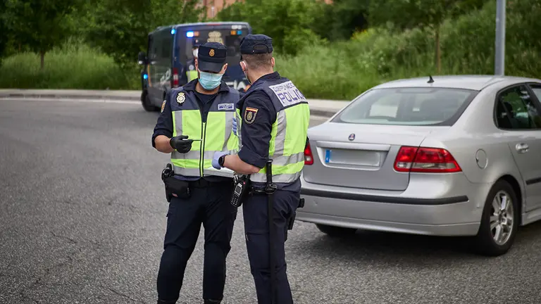 La Policía Nacional verifica los datos de un vehículo durante un control de movilidad realizado en Pamplona, Navarra, España, a 8 de mayo de 2020.

La Policía Nacional verifica los datos de un vehículo durante un control de movilidad realizado en Pamplona, Navarra, España, a 8 de mayo de 2020.


8/5/2020