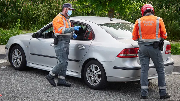La Policía Foral de Navarra identifica a una persona durante un control de narcotest realizado en Pamplona, Navarra, España, a 8 de mayo de 2020.

La Policía Foral de Navarra identifica a una persona durante un control de narcotest realizado en Pamplona, Navarra, España, a 8 de mayo de 2020.


8/5/2020
