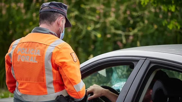 Un motorista de la Policía Foral de Navarra identifica a una persona durante un control de narcotest realizado en Pamplona, Navarra, España, a 8 de mayo de 2020.

Un motorista de la Policía Foral de Navarra identifica a una persona durante un control de narcotest realizado en Pamplona, Navarra, España, a 8 de mayo de 2020.


8/5/2020